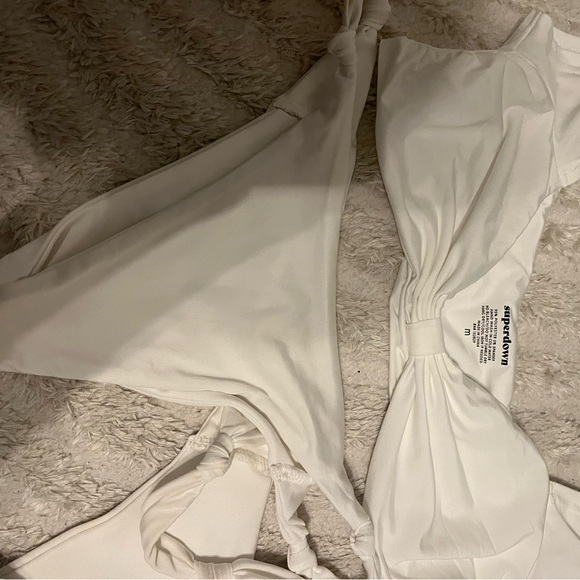 Superdown revolve bikini comes with L and M bottoms - Picture 3 of 5
